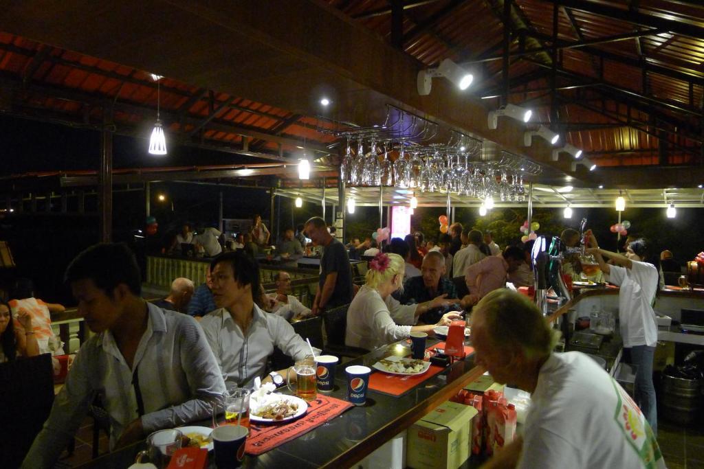 Sakal Guesthouse Restaurant & Bar Сиануквиль Экстерьер фото